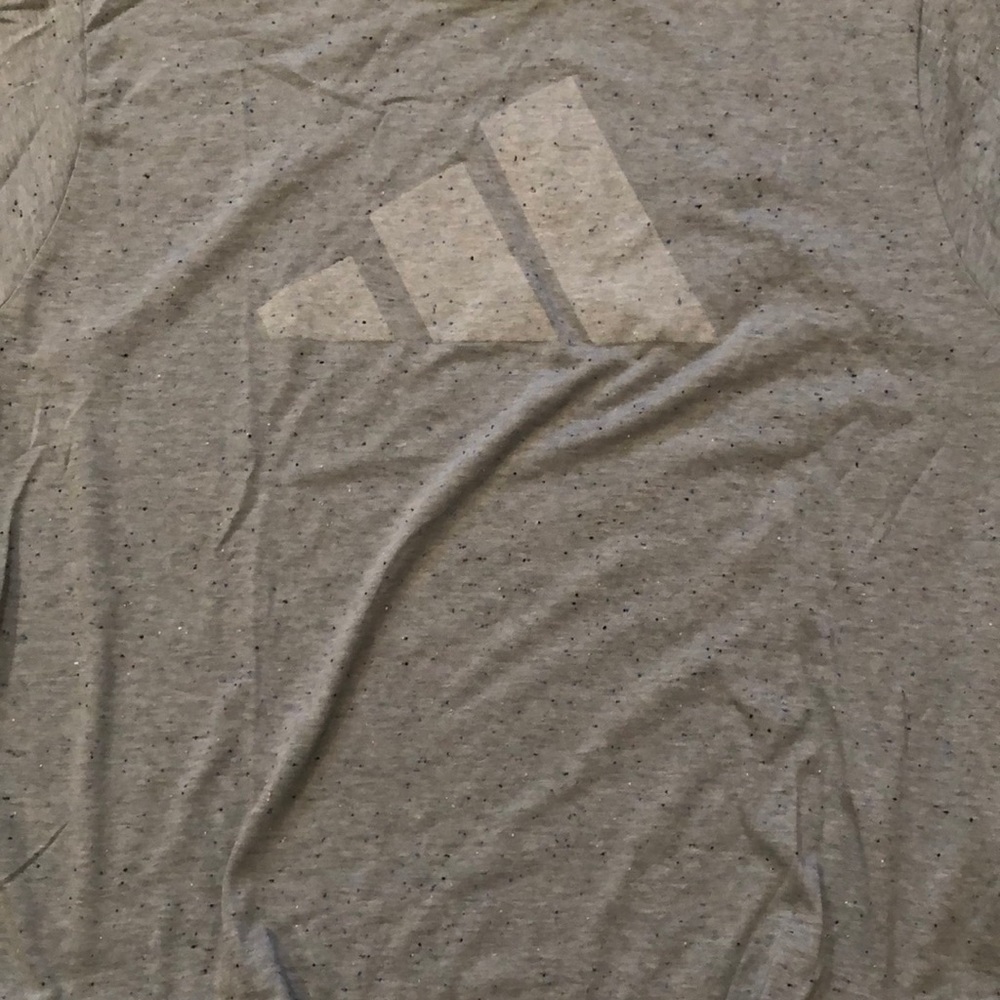 Green speckled Adidas tee